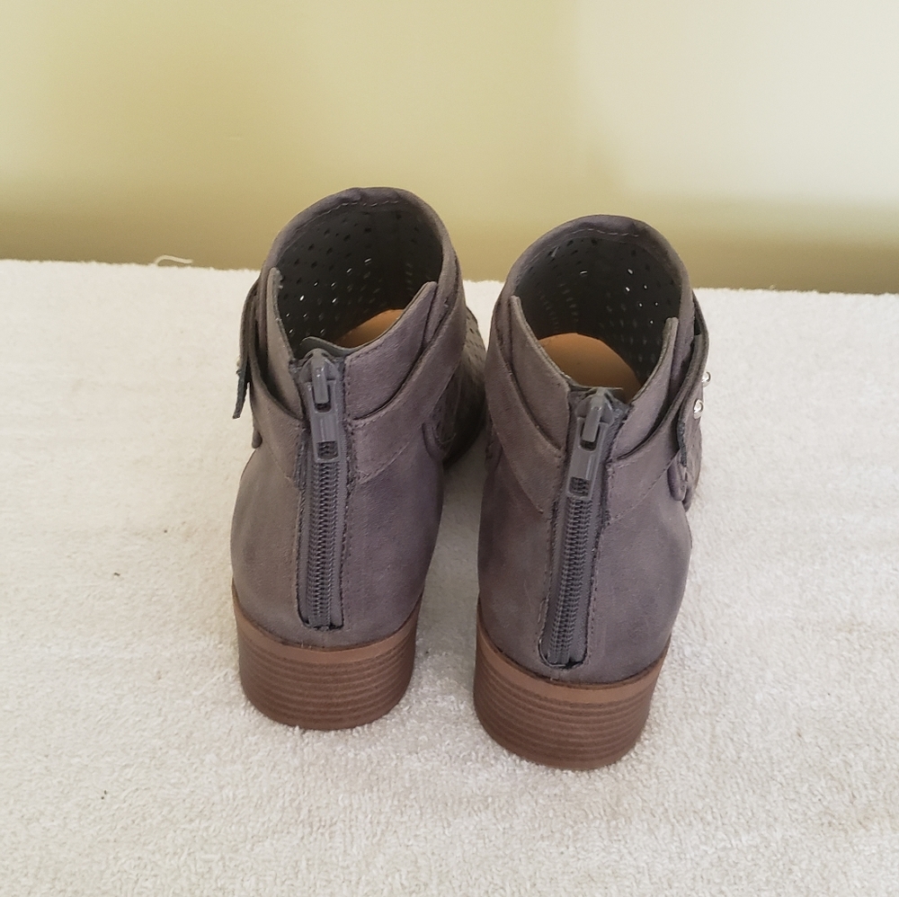 Shoes - Picture 4 of 5